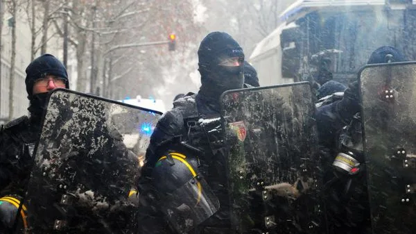 Paris Region Police Say 40 People Detained Ahead of Upcoming Protests