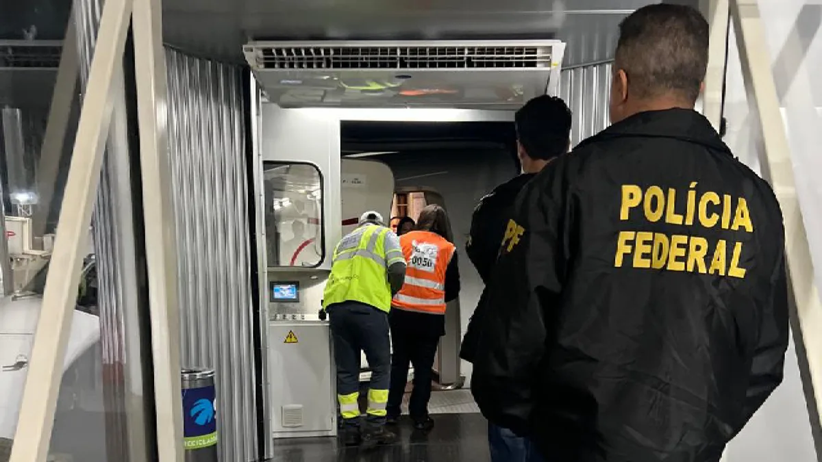 Quatro passageiros são retirados de avião após um deles fazer 'piada' com bomba em bagagem, no Paraná