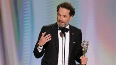 Matthew Rhys faz história no Emmy ao vencer dois prêmios de atuação na mesma noite