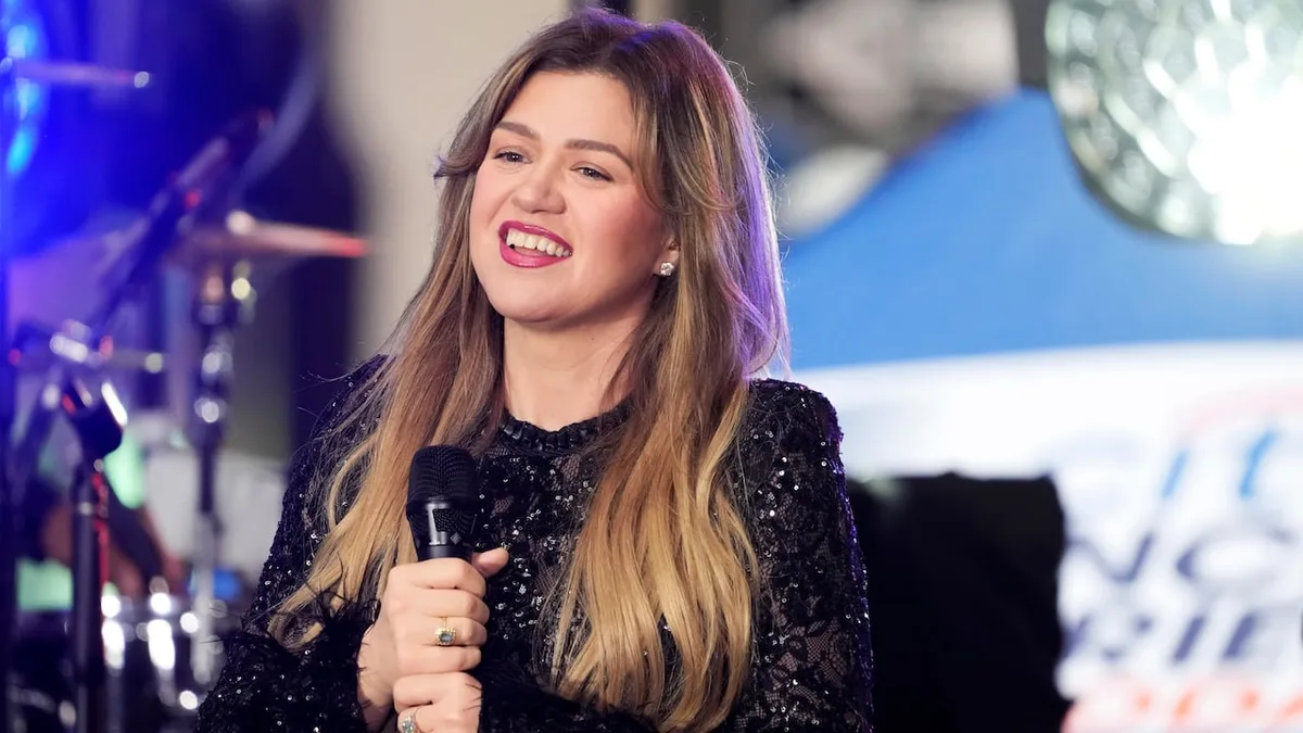 Kelly Clarkson bird saga takes another turn as store owner's footage is released