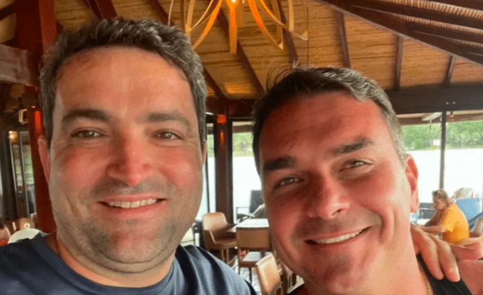 Flávio Bolsonaro teve voos para Europa pagos por bet de Willer Tomaz, investigado pela fraude no INSS