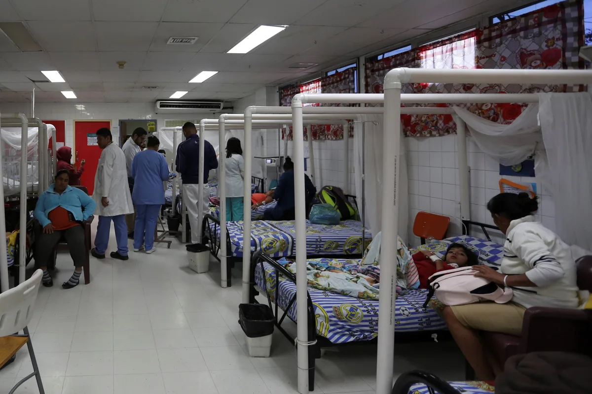 Honduras: Salud investiga posible quinta muerte por dengue grave en joven de 19 años en Roatán