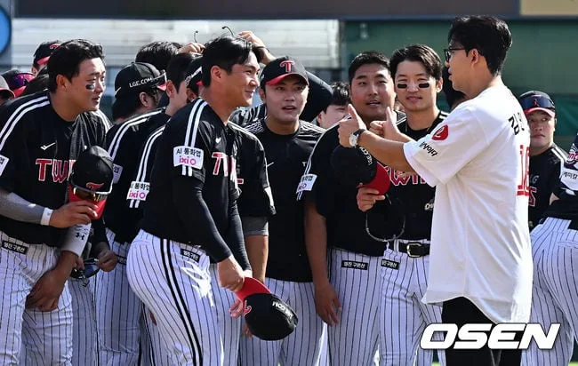 [사진] 은퇴 김민성, LG 트윈스 동료들 향해 엄지척