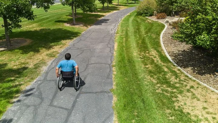 Le fauteuil roulant passe en tout-terrain