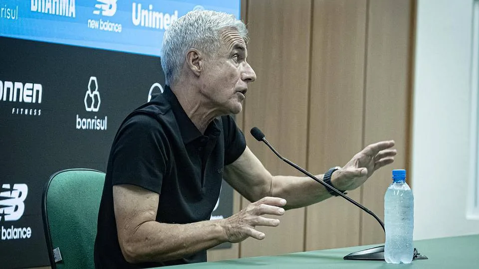 Luís Castro: «Foi um prazer ganhar o Gauchão, eliminar o nosso grande rival e promover os meninos da base»