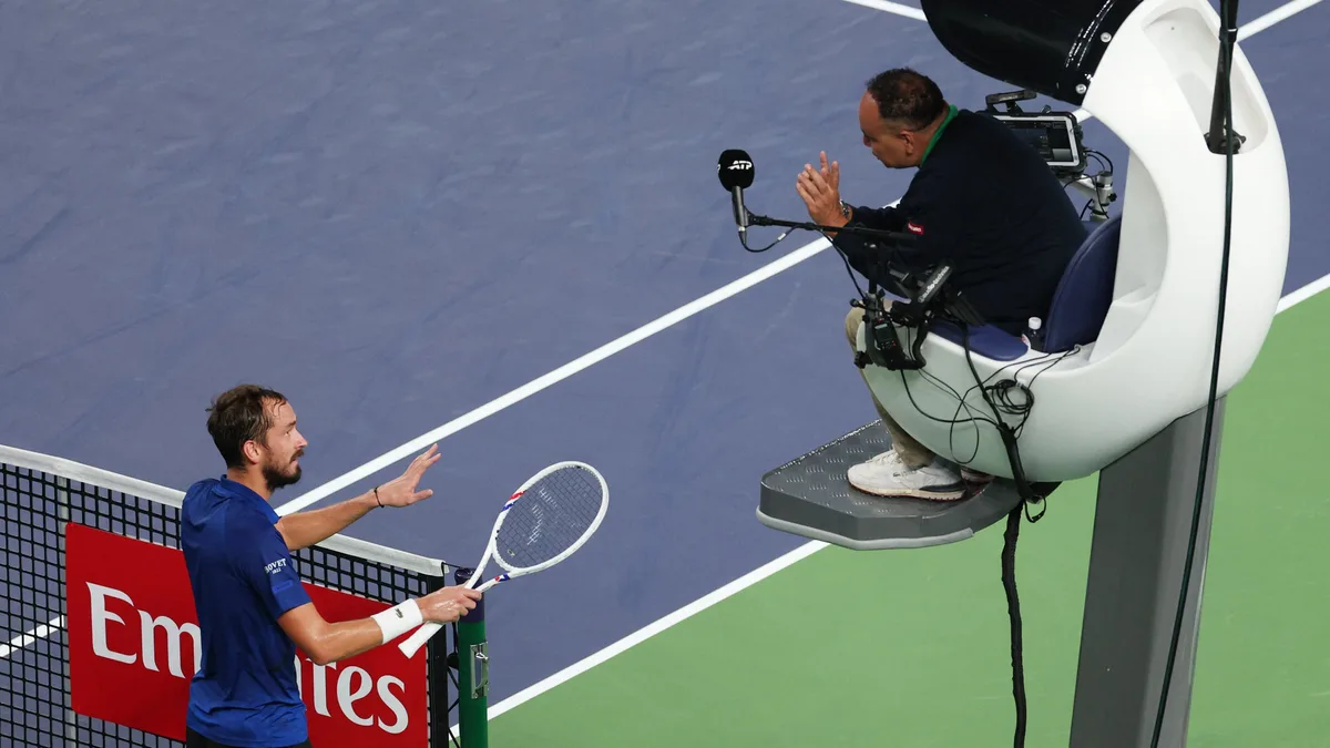 La tensa discusión entre Medvedev y el juez de silla en plena semifinal del Masters 1000 de Shanghai: “Muéstrenme la pelota o me voy”
