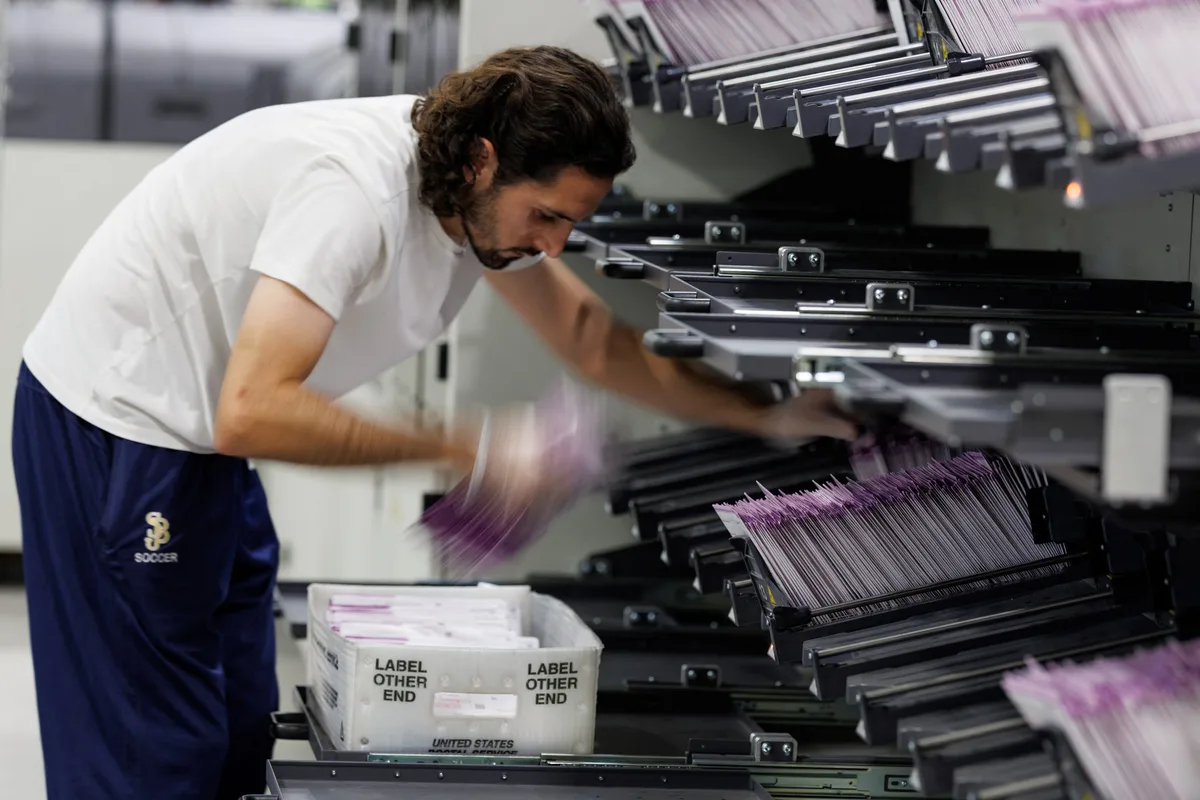 El Departamento de Justicia advirtió sobre posibles cargos contra funcionarios de California que contabilicen votos de no ciudadanos