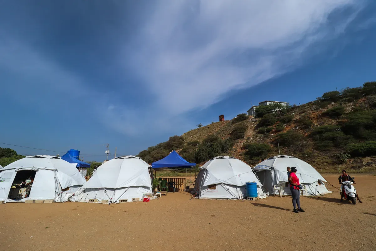 «Nos sentimos olvidados»: así viven los damnificados del terremoto en un campo de béisbol de La Guaira