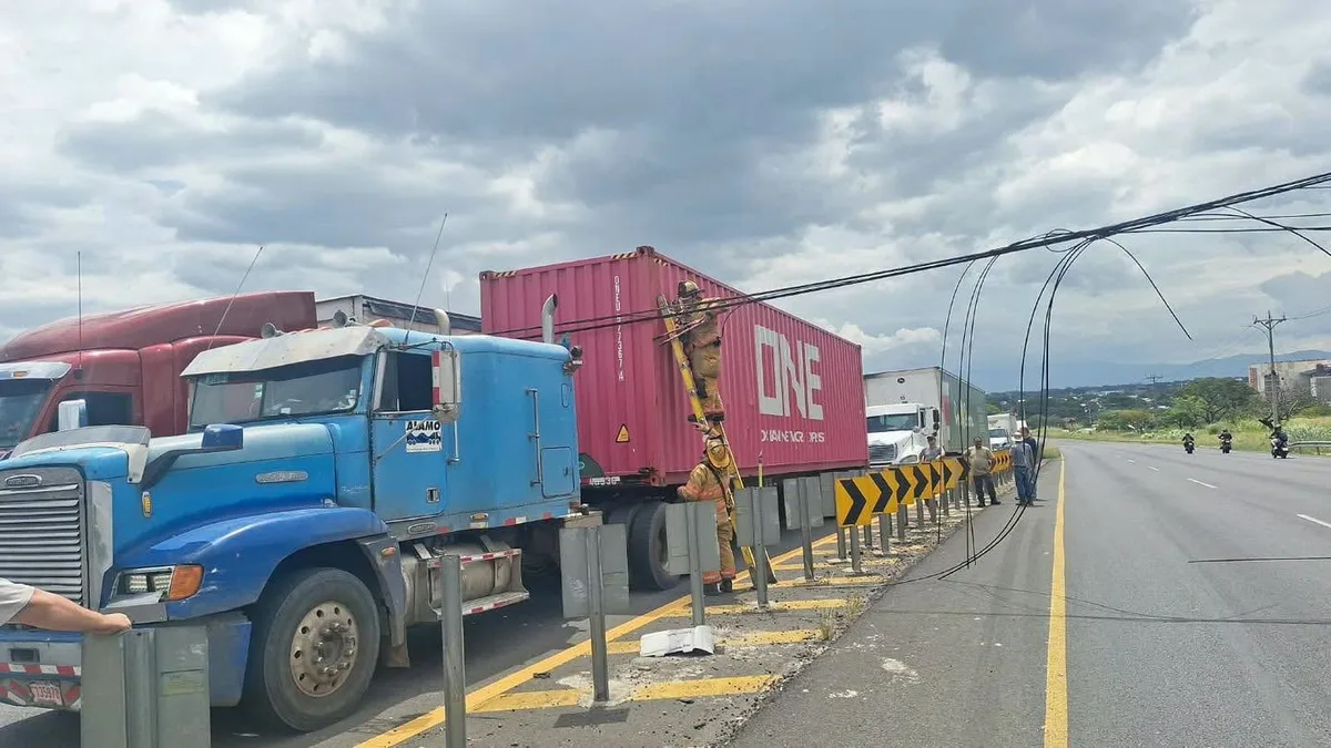 Vehículo se enganchó en cables de internet del aeropuerto de San José y causó retrasos en decenas de vuelos