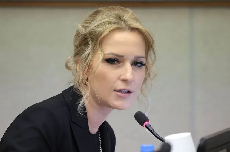 Лантратова сообщила о мошенниках, обещающих выплаты школьникам