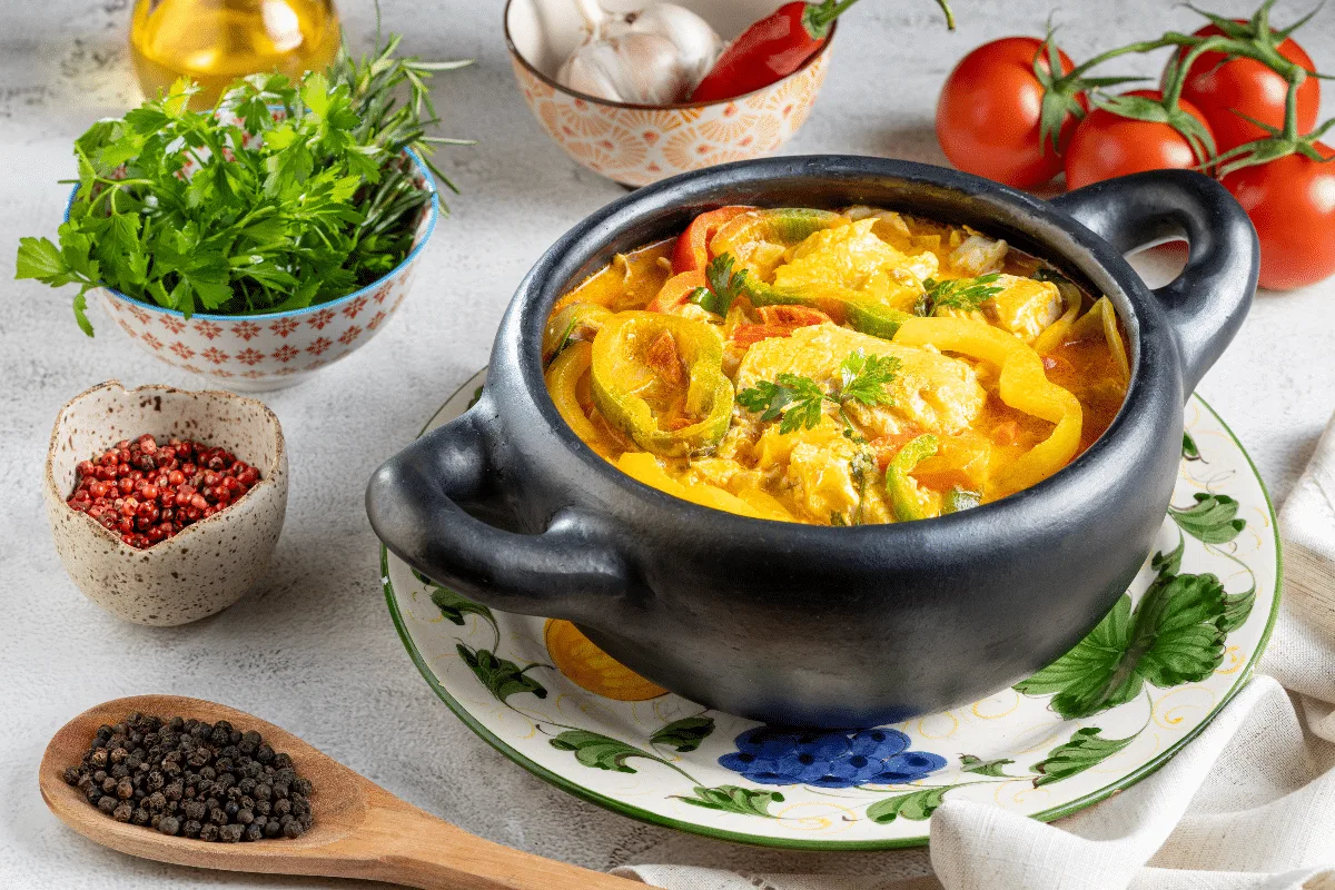 Moqueca de peixe: aprenda 3 receitas fáceis e saudáveis para o jantar