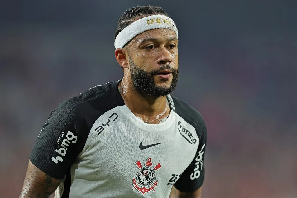 Números de Memphis Depay acendem alerta no Corinthians