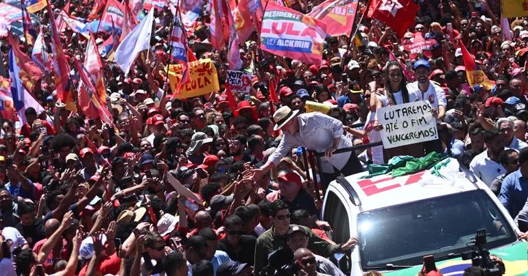 Lula em campanha sem panfletos nem pedidos de voto