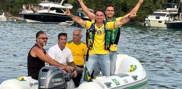 Candidato investigado acompanha Flávio Bolsonaro em barqueata em Angra