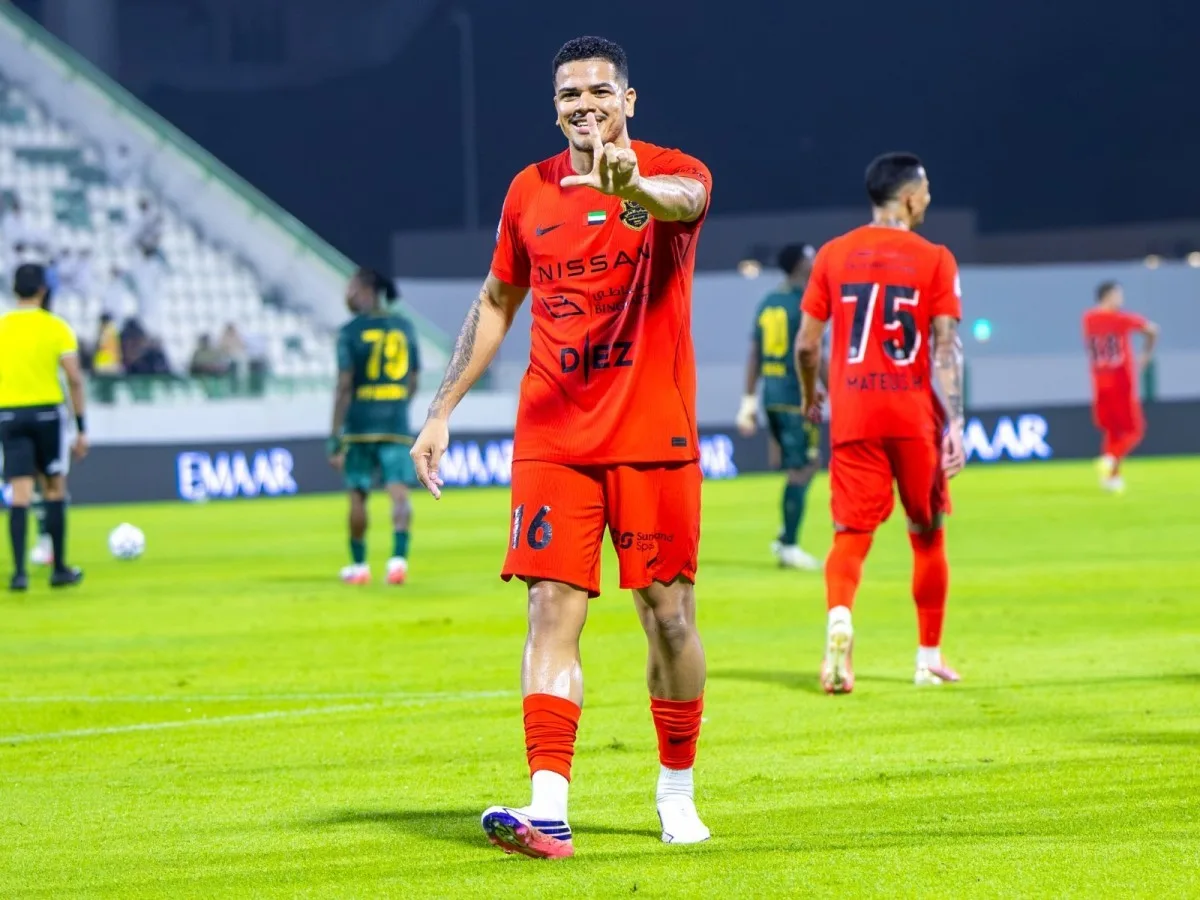 Rikelme marca na estreia do Shabab Al Ahli na temporada e se torna jogador local nos Emirados