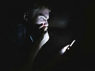 Réseaux sociaux : peut-on imposer à une femme injuriée en message privé de retirer les échanges rendus publics ?