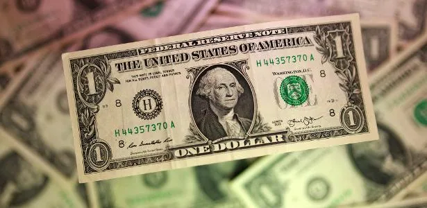 Na reta final do mês, dólar cai a R$ 5,18, enquanto Bolsa e petróleo sobem