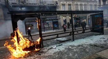 França a ferro e fogo. Mais de 270 detidos em confrontos entre a polícia e manifestantes