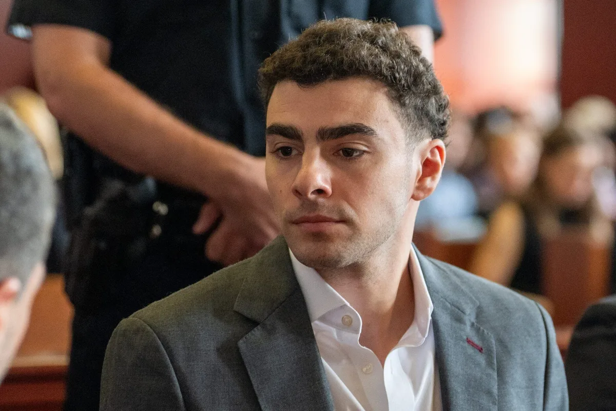 États-Unis : après ses aveux, le procès de Luigi Mangione reporté