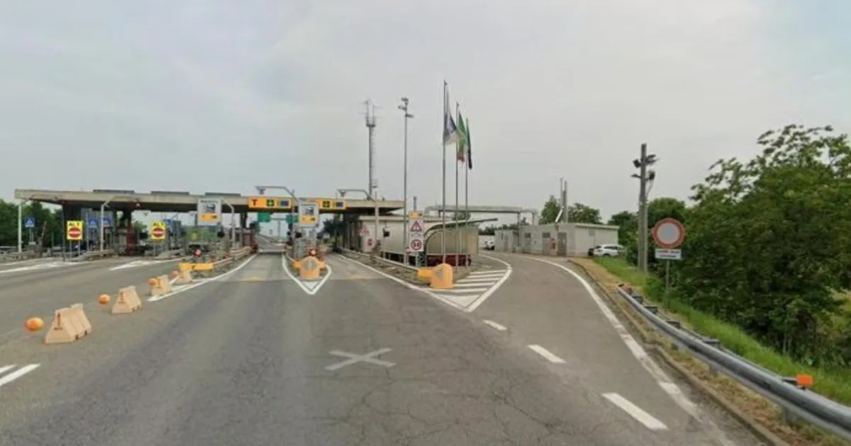 Un matrimonio recorrió 100 kilómetros por una ruta italiana con su hijo muerto en el asiento de atrás: pensaron que dormía