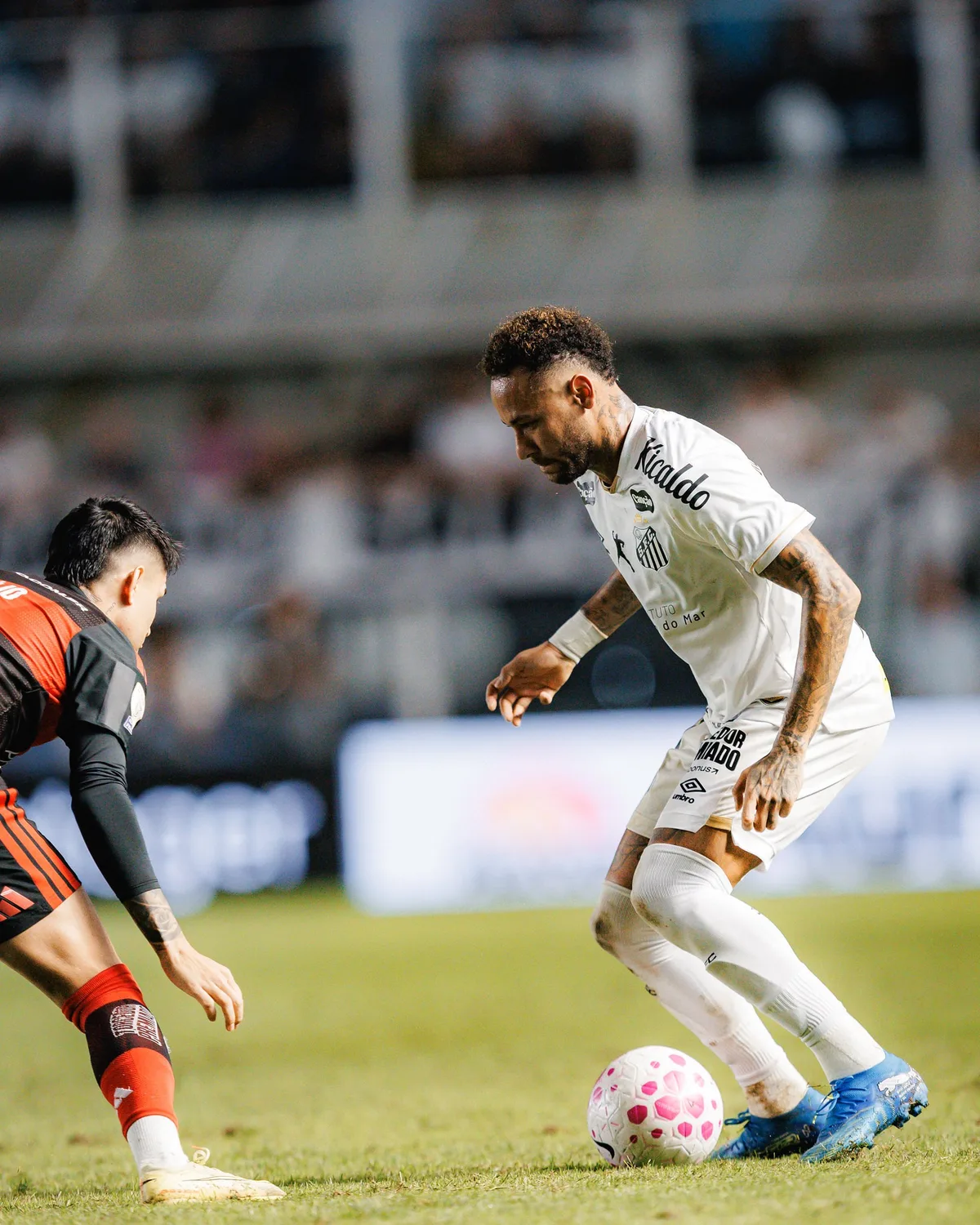 Neymar brinca com torcedor do Flamengo no CT do Santos: "No fundo, eu sou Mengão"