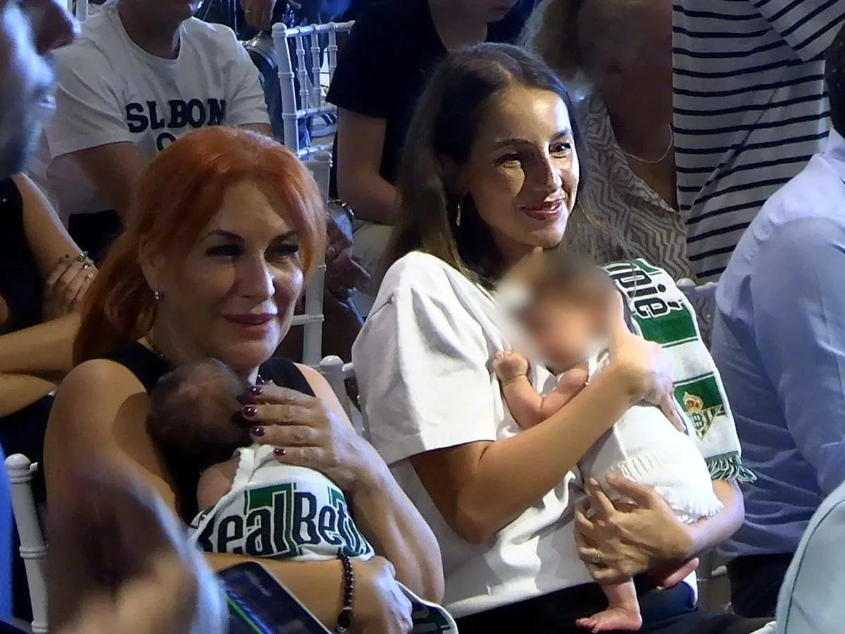 Luna Serrat arropa con sus mellizas a Dani Ceballos en su presentación con el Betis. Sus lágrimas de emoción