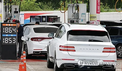 국내 기름값 21주째 하락…휘발유·경유 1천800원대 지속