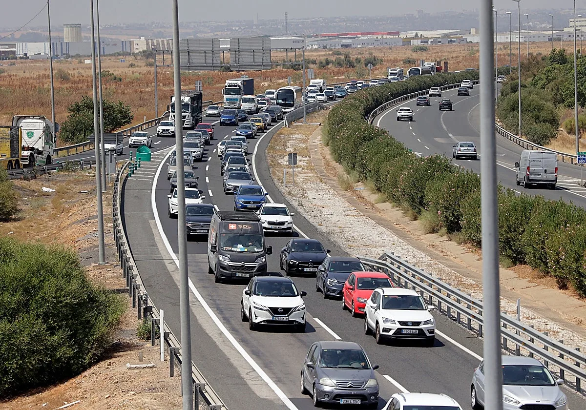 La Junta de Andalucía propone al Ministerio tres soluciones para acabar con el colapso de la AP-4