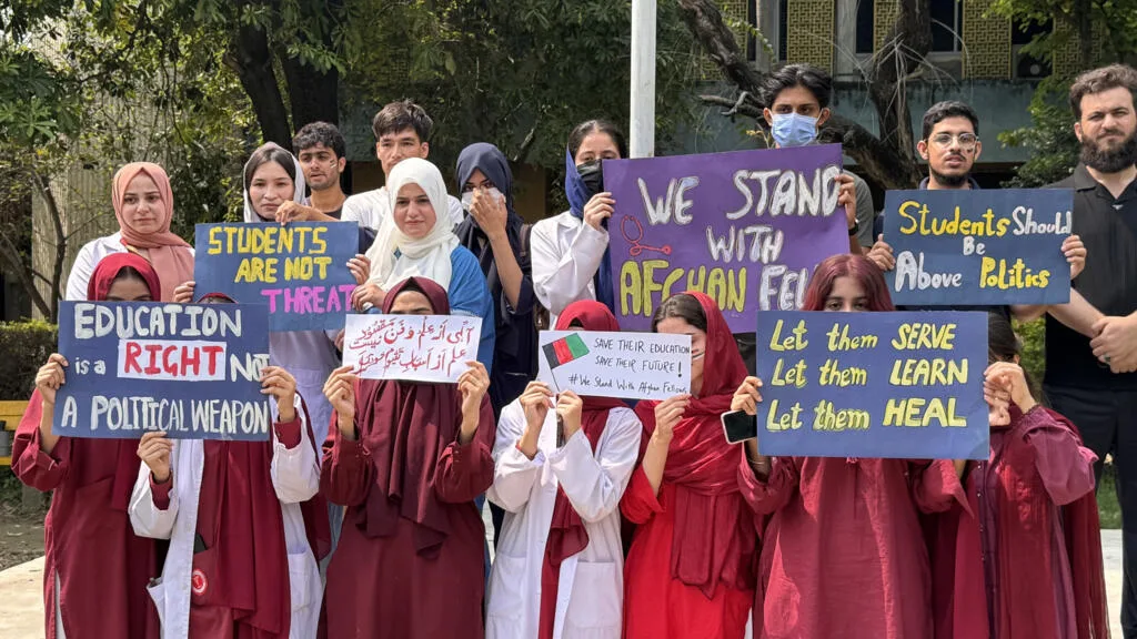 Au Pakistan, l'avenir est incertain pour les étudiants afghans en médecine