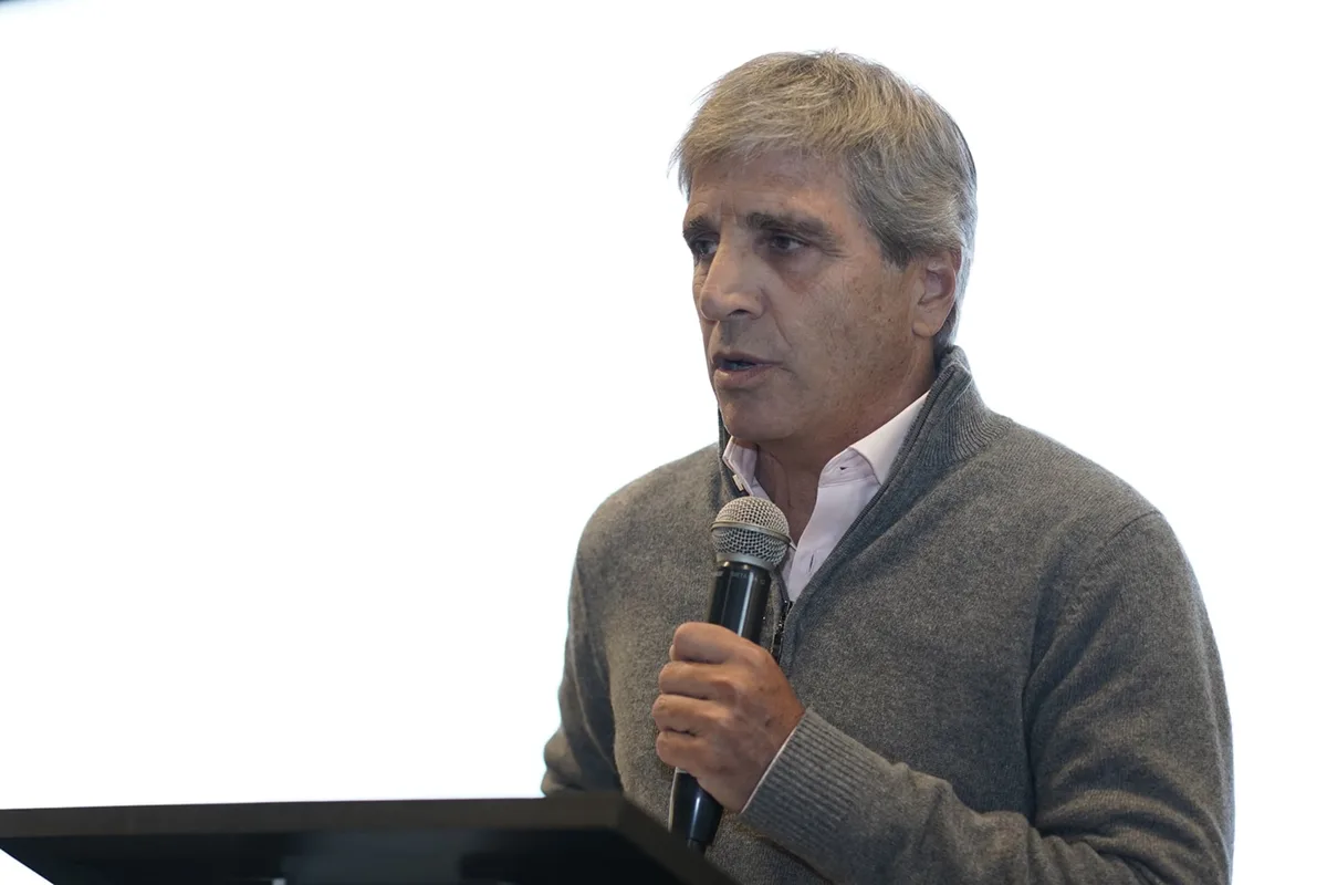 El incómodo pedido de un empresario a Luis Caputo durante el lanzamiento de campaña de La Libertad Avanza en la Capital