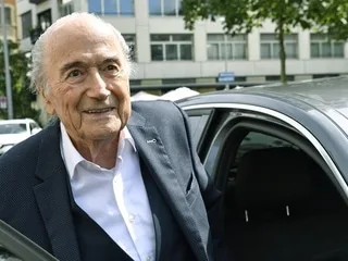 « Confession, indulgence et absolution… Le pape adorerait ça » : Sepp Blatter continue d’enfoncer Gianni Infantino