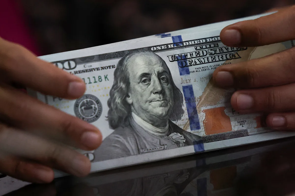 El dólar mayorista operó en alza y quedó al borde de los 1.500 pesos