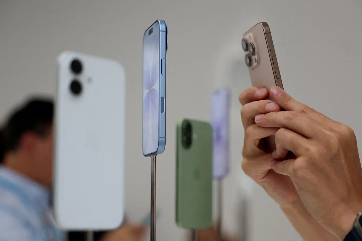 Apple tiene una configuración peligrosa si tienes iPhone: está desde el año 2020 y debes apagarla ya