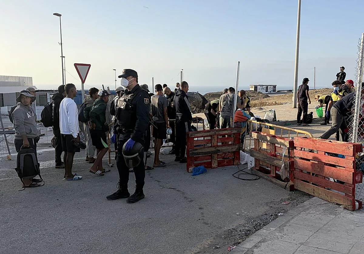 La Policía traslada a más de 860 inmigrantes a una nueva instalación temporal para desalojar la playa de El Trampolín