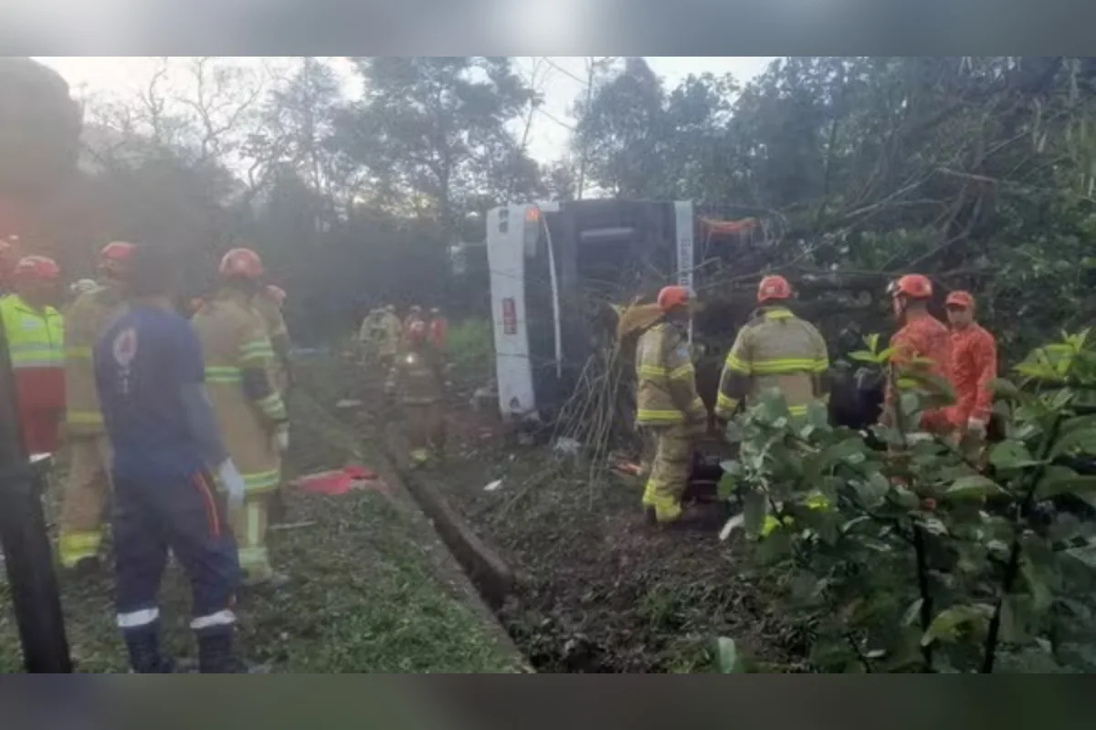 Ônibus tomba em Petrópolis e deixa oito mortos