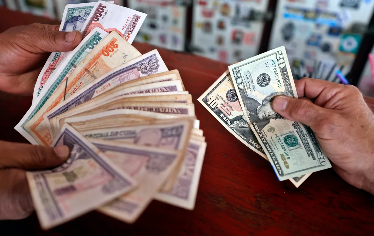 Comprar dólares cuesta 86 pesos extra y comprar euros, 102 frente a la tasa oficial
