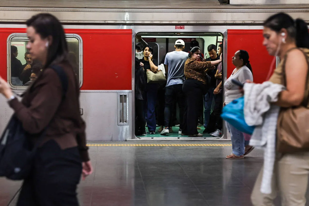Passageiros andam pelos trilhos após falha na linha 12-safira da CPTM