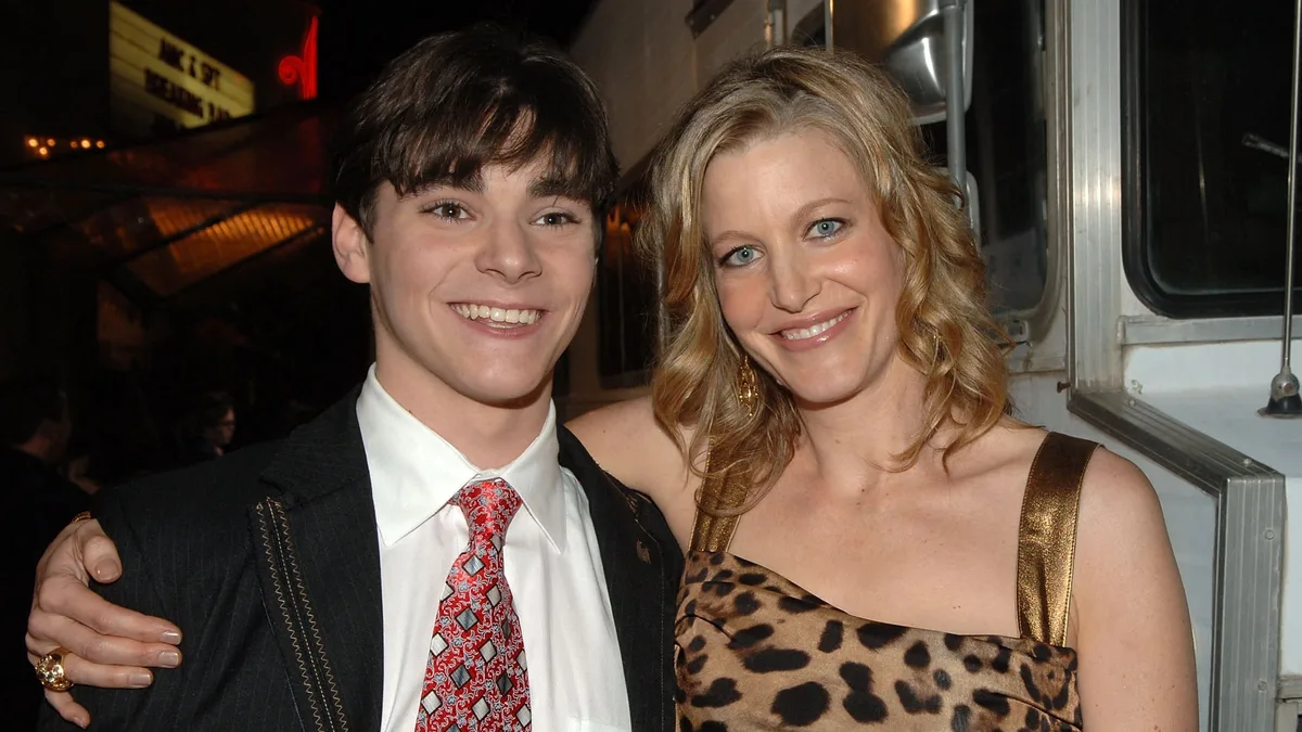El desconsolado mensaje de Anna Gunn, figura de “Breaking Bad”, por la muerte de RJ Mitte: “No hay palabras para este dolor”