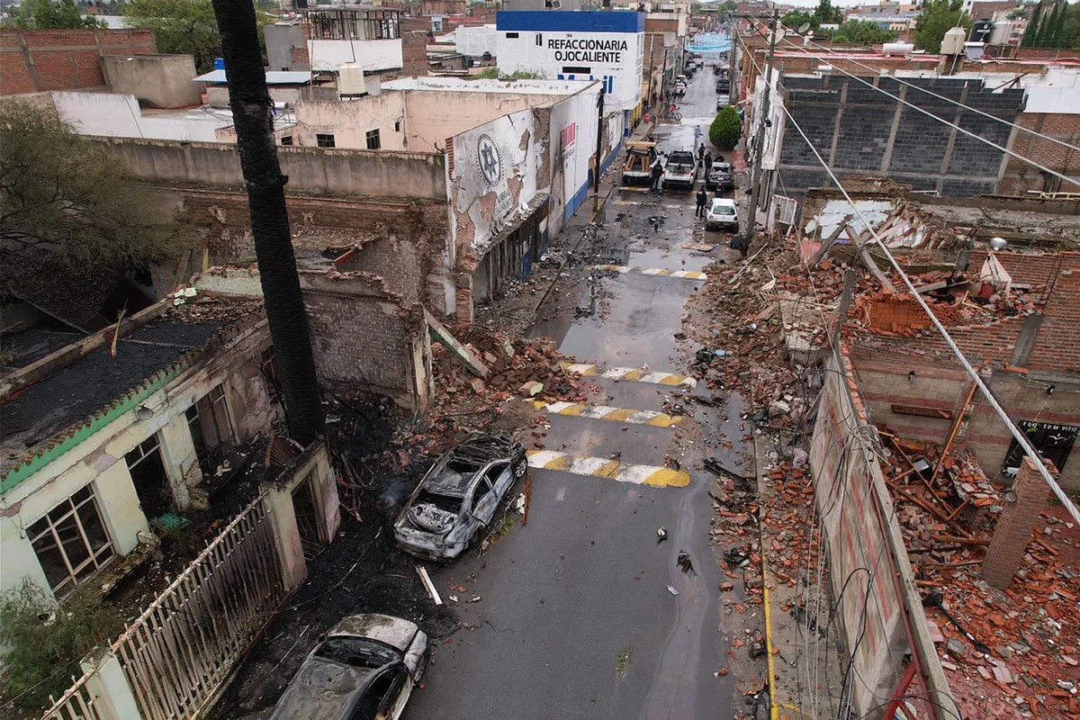 Ataque con coche-bomba es señal de que se combate al crimen: Monreal