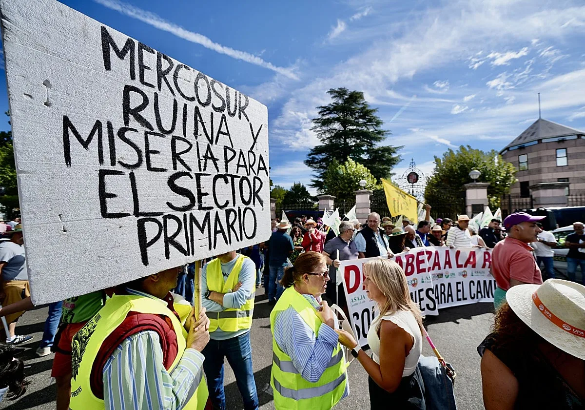 Cientos de agricultores se concentran ante la sede de la Presidencia de la Junta para exigir un «respuesta inmediata» a la situación «crítica» del cereal