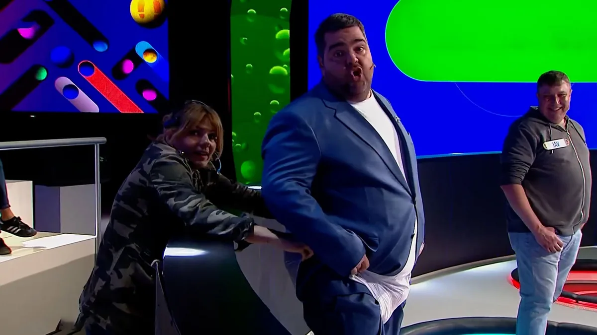 Darío Barassi recibió un pañal para adultos en vivo, quiso usarlo y sufrió un incómodo imprevisto: “No puedo sentarme”