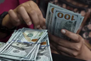 Dólar hoje opera quase estável à espera do discurso de Kevin Warsh em Jackson Hole