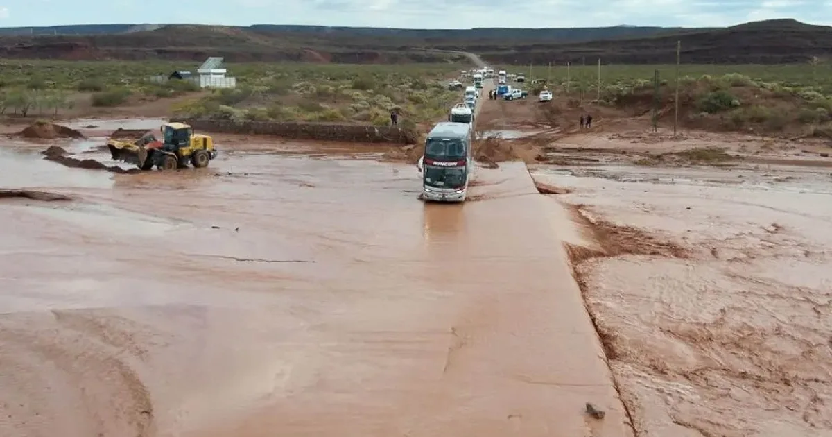 Corte total de la Ruta 5 por la crecida del arroyo Carranza en Vaca Muerta: trabajan para reconstruir el desvío