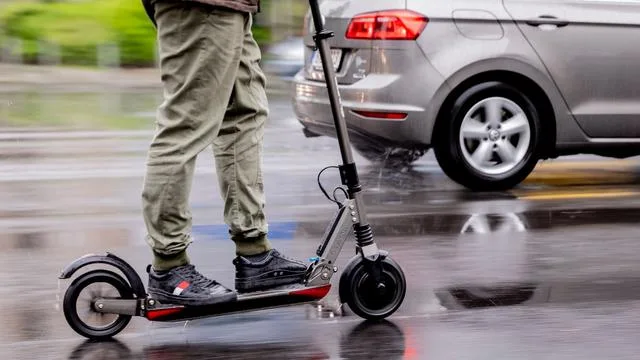 Zu schnell unterwegs: Fast zeitgleich: Zwei E-Scooter-Unfälle mit Schwerverletzten