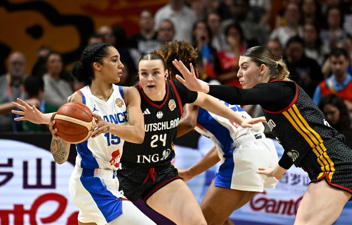 EN DIRECT France-Allemagne : Les Bleues font l'écart en sortant des vestiaires, Les anciennes ont pris le manche