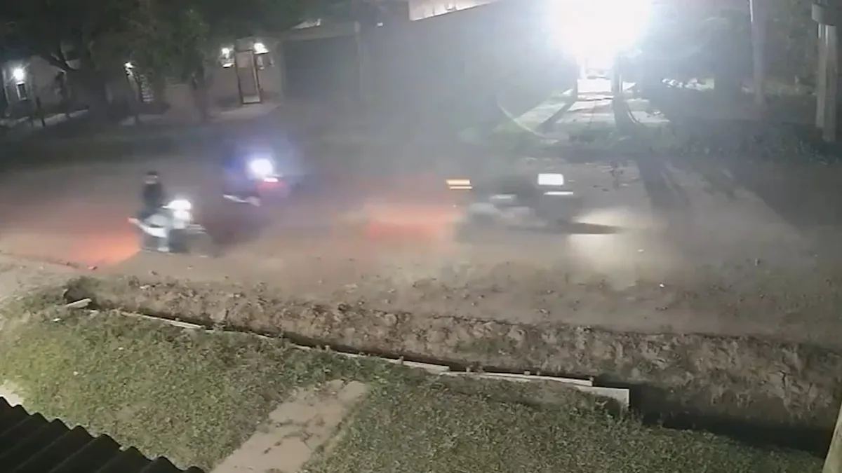 “Dame porque te quemo”: cuatro delincuentes lo interceptaron, lo amenazaron con un arma y le robaron la moto