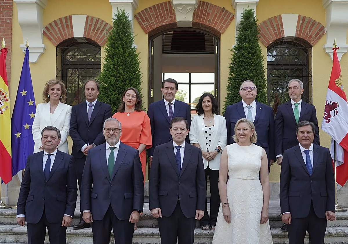 ¿Qué consejero del Gobierno de Castilla y León tiene más viviendas y quién más coches?