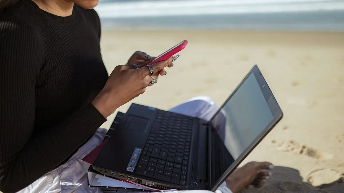 O ‘Wi-Fi da Praia’ pode sair caro: os riscos invisíveis do trabalho de férias