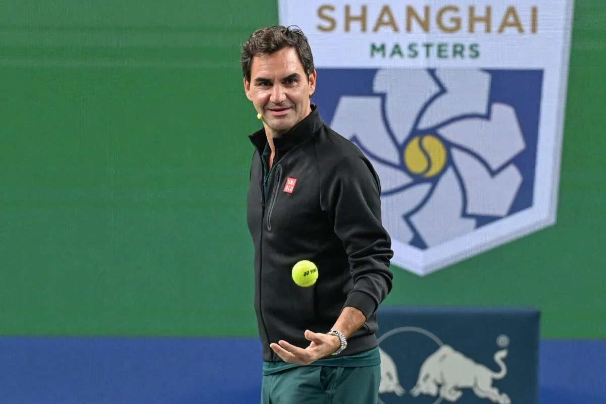 Federer empolga o público de Xangai em exibição com Safin