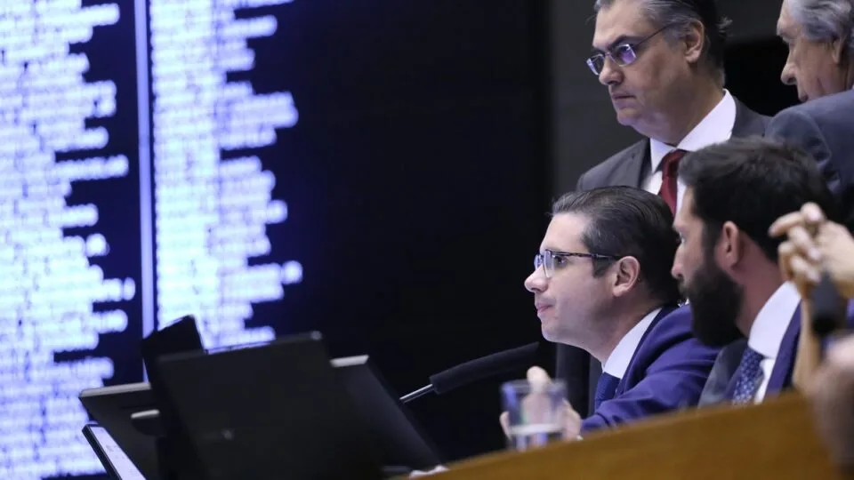 Câmara vota fim da “taxa das blusinhas” em ritmo relâmpago nesta segunda